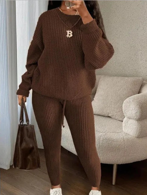 Cozy knitted two-piece set with sweater and skinny pants.