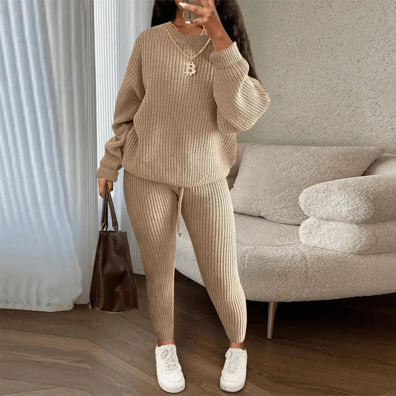 Cozy knitted two-piece set with sweater and skinny pants.