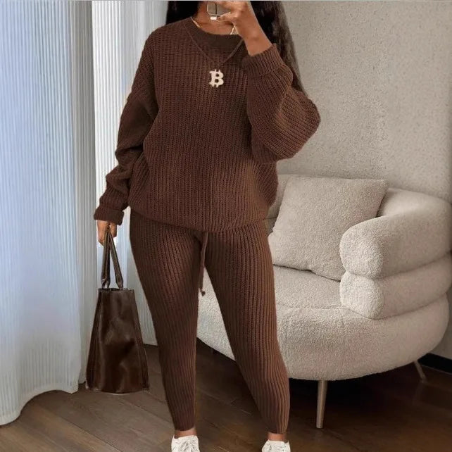 Cozy knitted two-piece set with sweater and skinny pants.