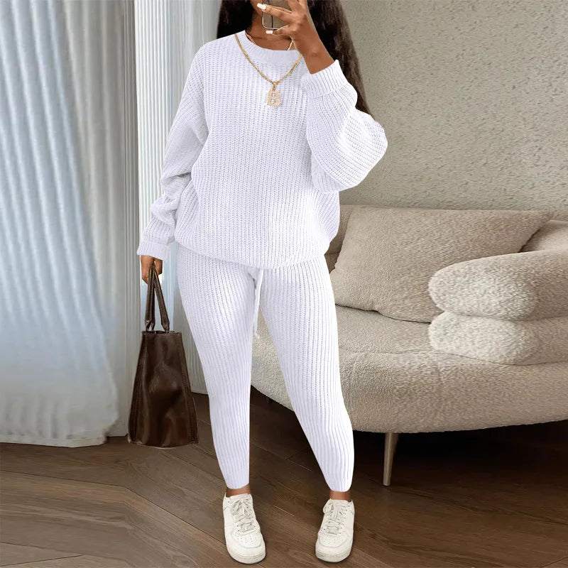 Cozy knitted two-piece set with sweater and skinny pants.