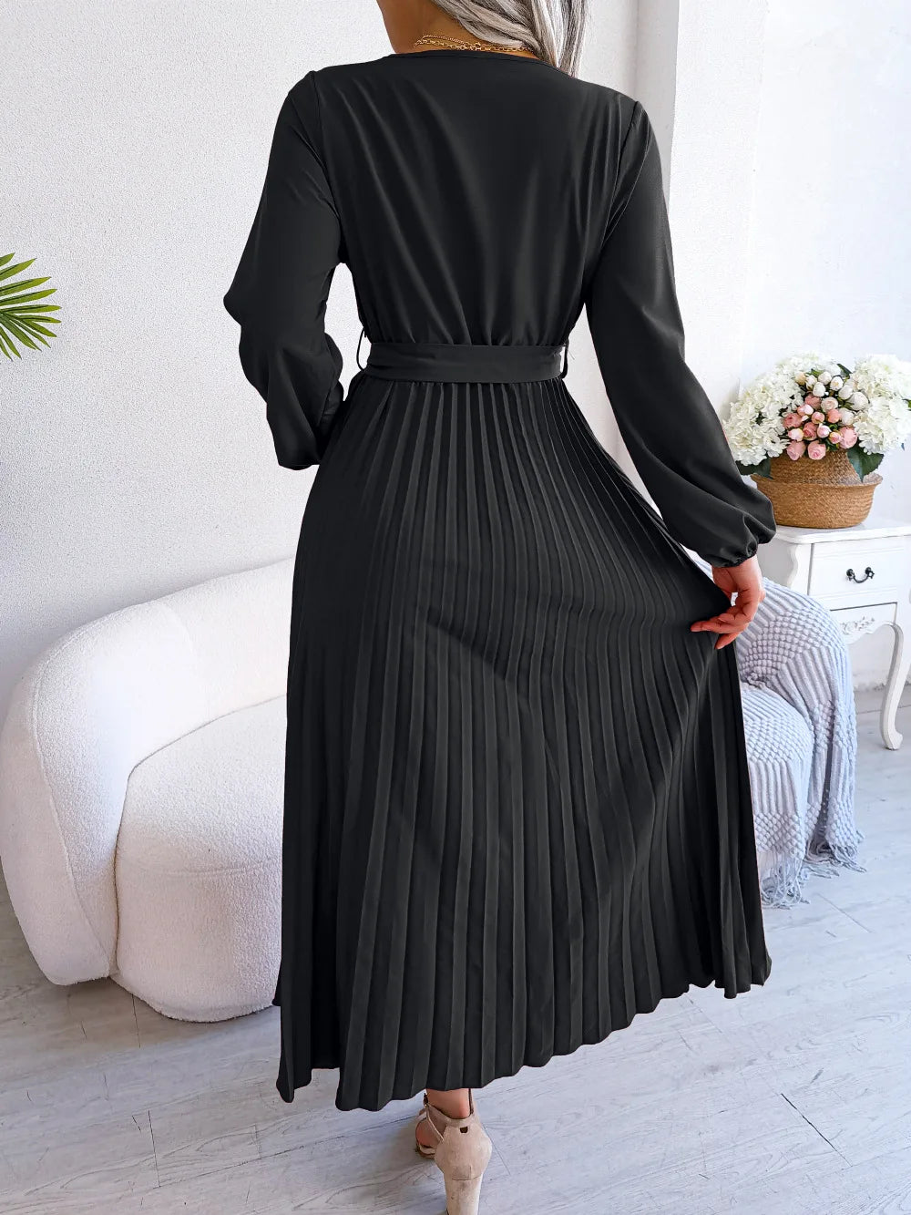 Elegant V-neck pleated maxi dress with long sleeves.