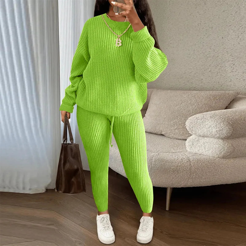 Cozy knitted two-piece set with sweater and skinny pants.