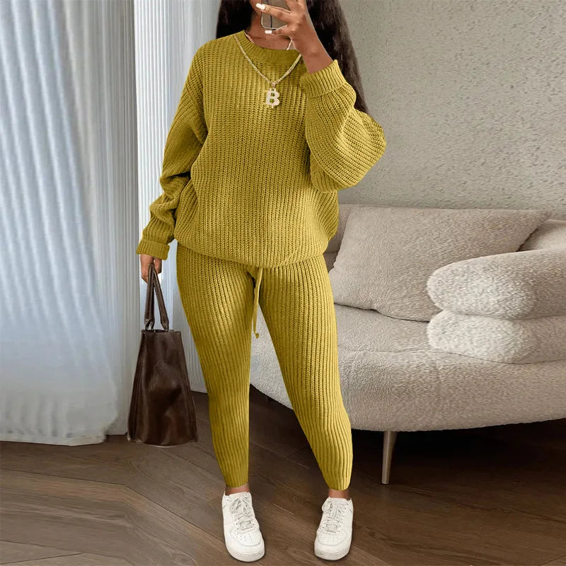 Cozy knitted two-piece set with sweater and skinny pants.