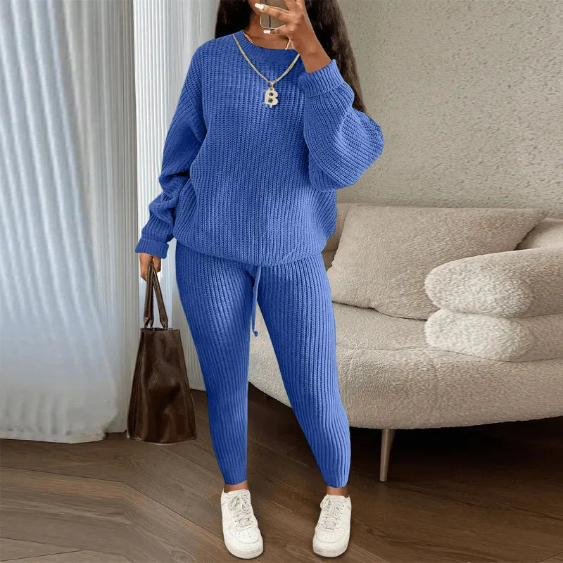 Cozy knitted two-piece set with sweater and skinny pants.