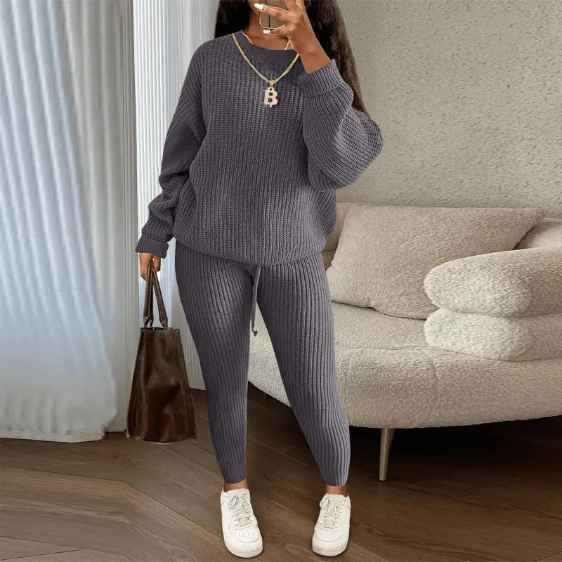 Cozy knitted two-piece set with sweater and skinny pants.
